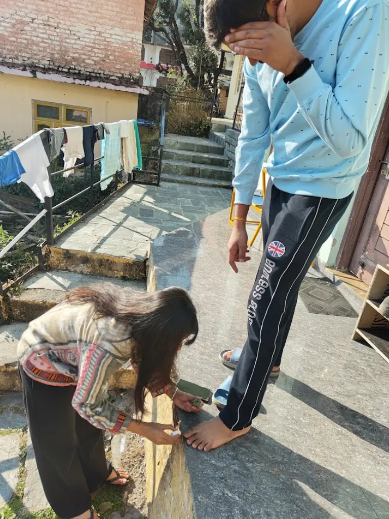 pallavi applying nail polish on lakshya